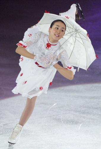 フィギュアスケートのアイスショーで演技する浅田真央