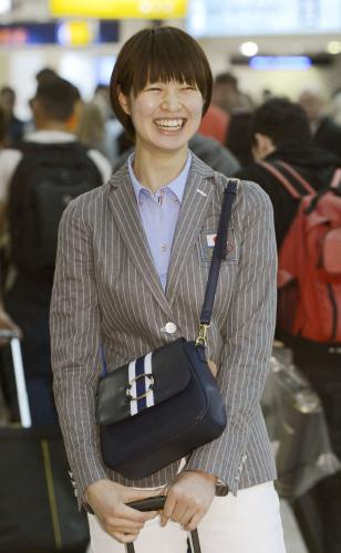 ロンドンのヒースロー空港に到着し、笑顔を見せるバレーボール女子の木村