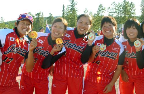 メダルを手に、優勝を喜ぶ上野（左端）らソフトボール女子の日本代表