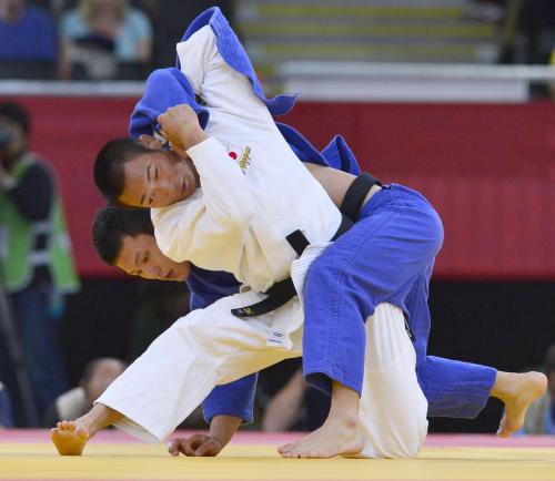 男子66キロ級準々決勝　韓国のチョ・ジュンホ（奥）を攻める海老沼匡