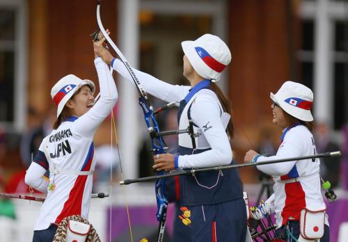 女子団体で銅メダルを獲得し、喜ぶ（左から）川中香緒里、早川漣、蟹江美貴