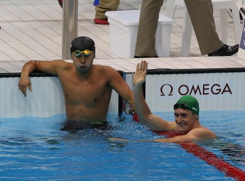 男子平泳ぎ１００メートル準決勝６位で決勝進出した北島（左）