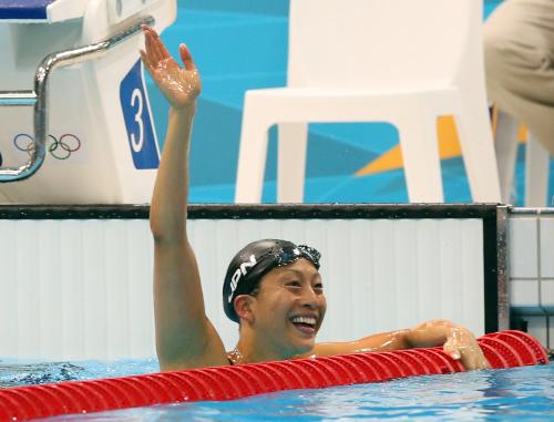 女子１００Ｍ背泳ぎで準決勝進出を決め、笑顔でスタンドに手を振る寺川綾