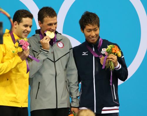 男子４００メートル個人メドレーで、金メダルのライアン・ロクテ（中央）、銀メダルのペレイラ・チアゴ（左）とフォトセッションを行う萩野公介