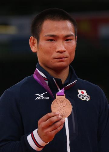 柔道男子６６キロ級で銅メダルを手にする海老沼
