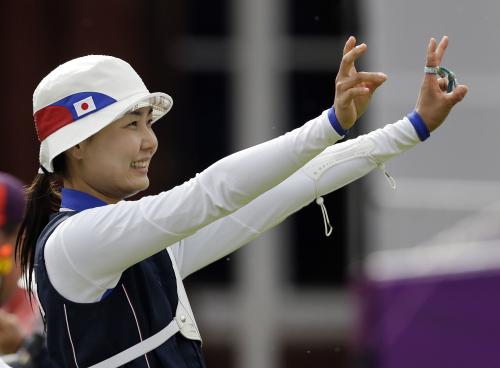女子団体で銅メダルを獲得し、歓声に応える早川漣選手