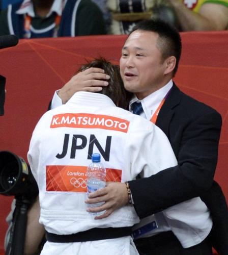 女子57キロ級で優勝し、監督（右）と抱き合う松本薫