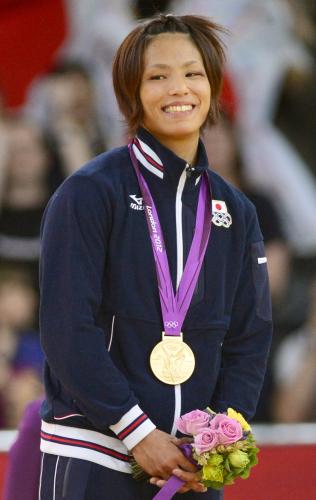 女子57キロ級で優勝し、金メダルを胸に笑顔を見せる松本薫