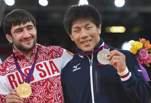 男子73キロ級で金メダルを獲得したロシアのイサエフ（左）とともに、笑顔で銀メダルを見せる中矢力