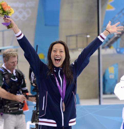 女子１００メートル背泳ぎで３位になり、銅メダルを胸に笑顔が弾ける寺川綾