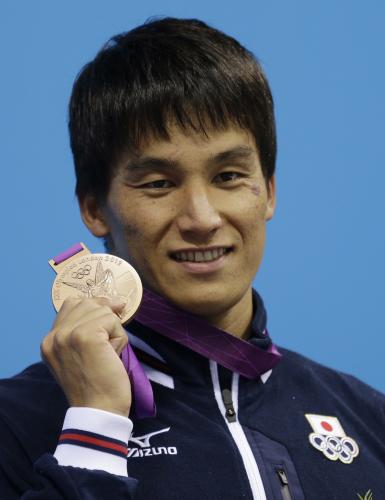 競泳男子２００メートルバタフライの銅メダルを首にかける松田