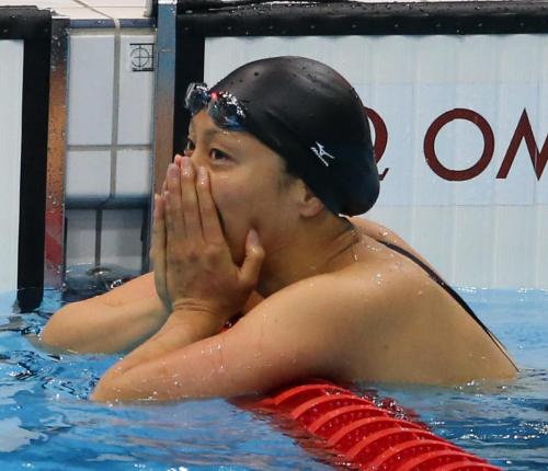 女子１００メートル背泳ぎ決勝で銅メダルを獲得した寺川は感無量の表情