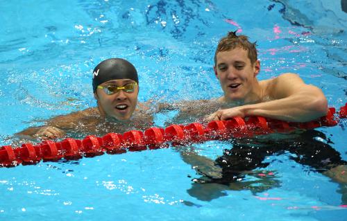 競泳男子２００Ｍ平泳ぎ予選で１着のアンドリュー・ウィリス（右）と健闘をたたえ合う北島康介