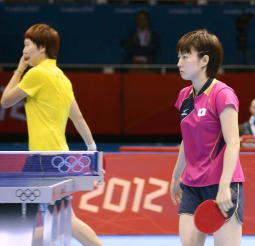 女子シングルス準決勝で中国の李暁霞（左）に敗れた石川佳純