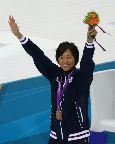 応援団席に向かって誇らしげに銅メダルを披露する鈴木聡美