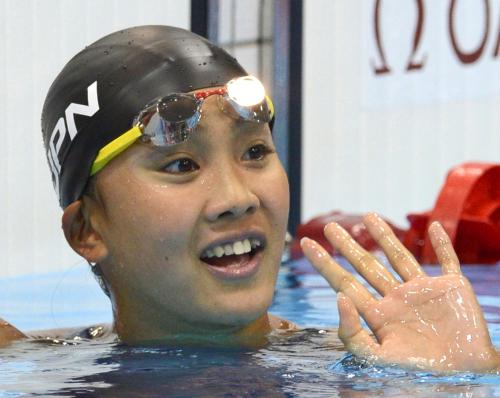 女子２００メートル平泳ぎ予選　笑顔で声援に応える、準決勝進出の渡部香生子