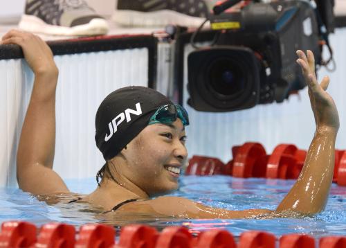 女子２００メートル平泳ぎ予選　笑顔で声援に応える、３位で準決勝進出の鈴木聡美