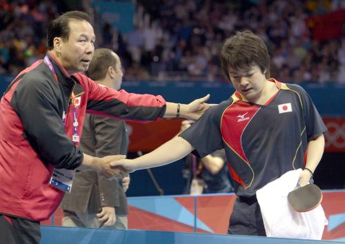 男子シングルス準々決勝で敗退し、宮崎監督（左）と握手する岸川聖也