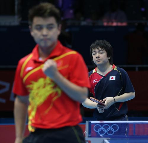 卓球男子シングルス準々決勝で中国選手に敗れた岸川（右）は試合終了の瞬間、ガックリ