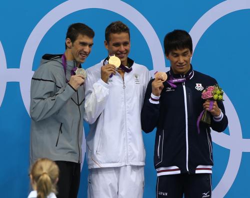 男子２００メートルバタフライの表彰式でフェルプス（左）レクロー（中）と並んで銅メダルをみせる松田
