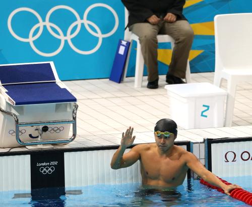 男子２００Ｍ平泳ぎ準決勝、全体５位で決勝に進出し、声援に手を挙げて応える北島康介