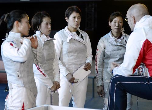 女子フルーレ団体準々決勝でロシアに敗れた日本の（左から）池端、菅原、西岡、平田