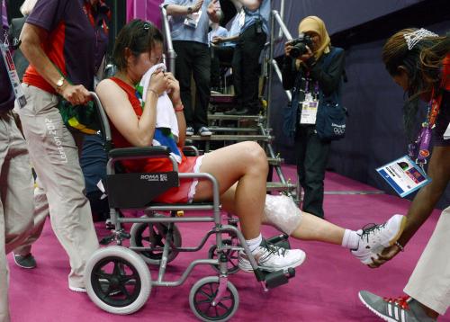 女子シングルス１回戦の第１ゲーム途中、負傷により棄権して車いすで引き揚げる佐藤冴香