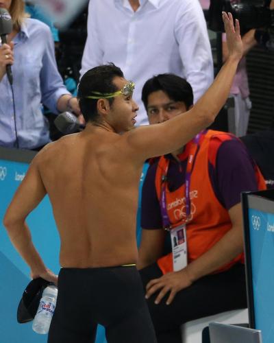 男子２００メートル平泳ぎ決勝を終え観客席に手を振りプールを後にする北島