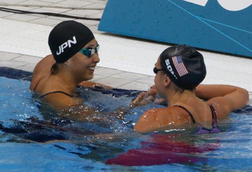 女子２００メートル平泳ぎ準決勝でソニ（右）と話をする鈴木