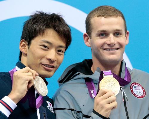 男子２００メートル背泳ぎで獲得した銀メダルを手にポーズをとる入江陵介。右は金メダルのクレアリー