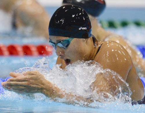 女子４００メートルメドレーリレー予選　第２泳者の鈴木