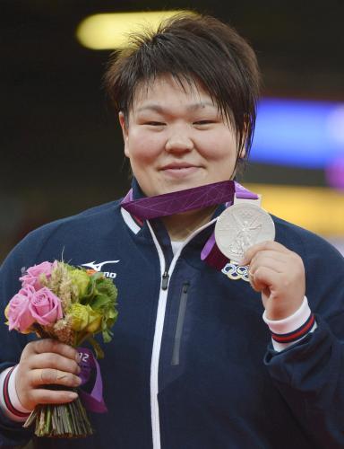 女子78キロ超級で獲得した銀メダルを手に、笑顔を見せる杉本美香