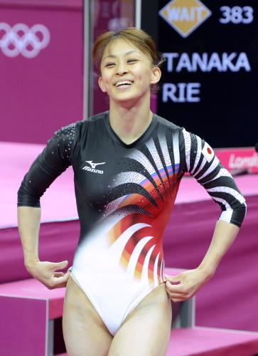 女子個人総合決勝で平均台を終え、笑顔の田中理恵