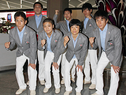渡英前に記念撮影におさまるレスリング日本代表の（前列左から）湯元進、伊調、小原、湯元健（後列左から）磯川、米満、高谷