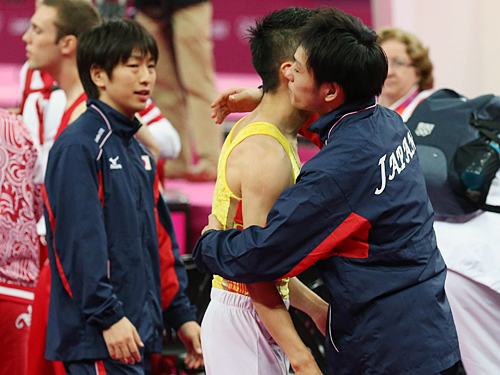 優勝した中国選手を祝福する伊藤（右）と上山（左）