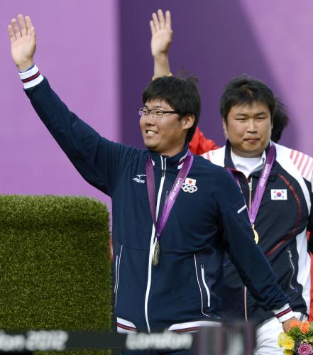 男子個人で銀メダルを獲得し、笑顔で声援に応える古川高晴