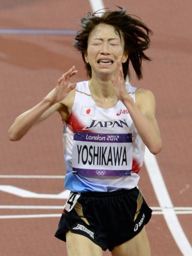 女子１万メートル　16位でゴールし、泣きだしそうな表情を見せる吉川美香