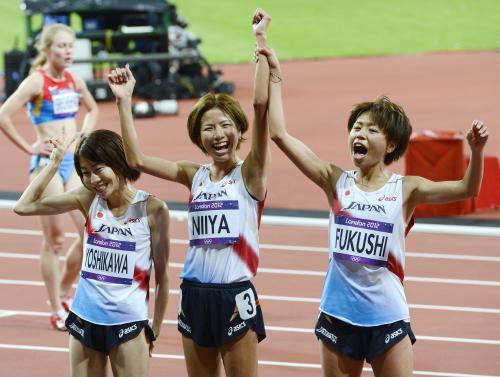 女子１万メートルでゴールし、元気な笑顔で声援に応える（左から）16位の吉川美香、９位の新谷仁美、10位の福士加代子