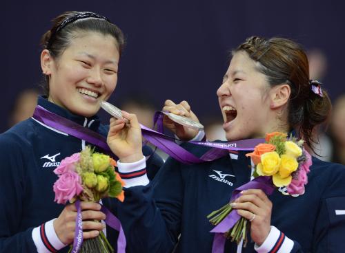 女子ダブルスで銀メダルを獲得した藤井（右）と垣岩