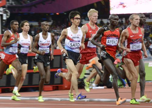 男子１万メートル　集団の中で力走する佐藤悠基（左から４人目）
