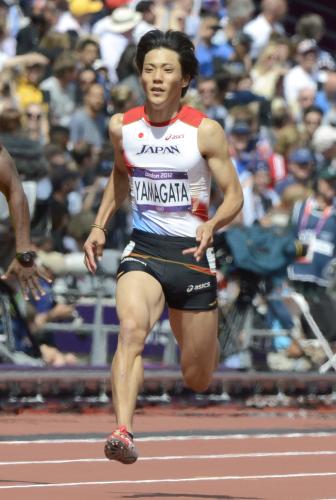 男子１００メートル予選６組で10秒07の２着になり、準決勝に進んだ山県亮太