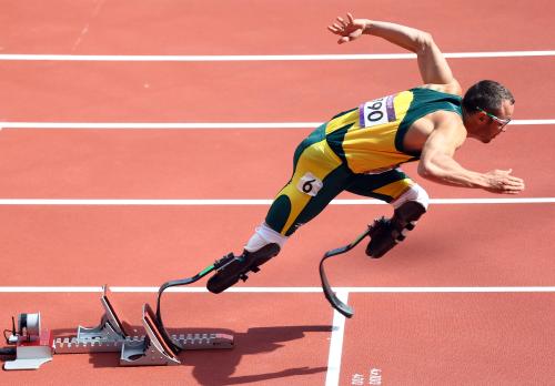 陸上男子４００メートル予選に出場した南アフリカの義足のランナー、オスカー・ピストリウス