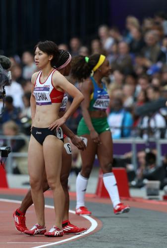 女子１００メートルで予選落ちを示すボードを見つめたまま、福島（左）は立ち尽くす