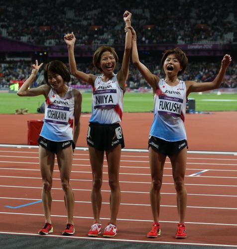 女子１００００メートル決勝でゴールし笑顔の（左から）吉川、新谷、福士