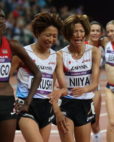女子１００００メートル決勝でゴールした福士（左）と新谷