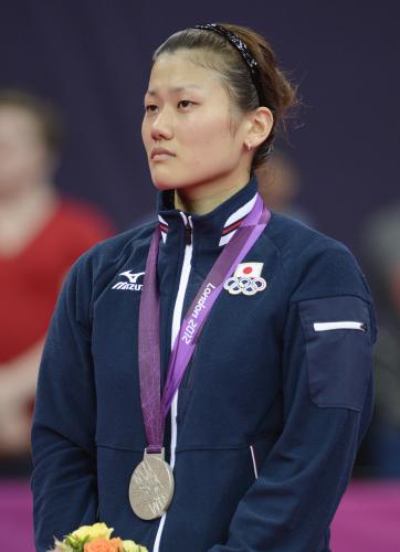 女子ダブルスで銀メダルを獲得した垣岩令佳