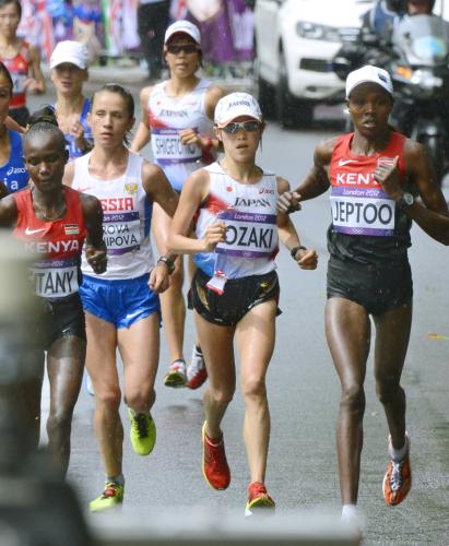 女子マラソン　19キロ付近で先頭集団を走る尾崎好美（右から２人目）と追う重友梨佐（奥右）