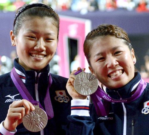 女子ダブルスで銀メダルを獲得した藤井（右）、垣岩