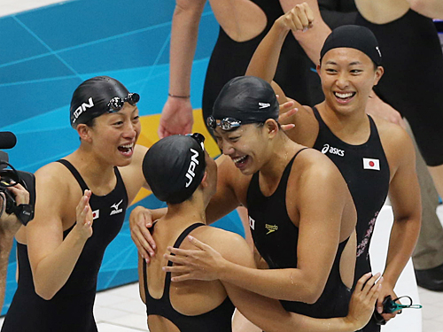 銅メダルを獲得し喜ぶ（左から）寺川、加藤ゆ、上田、鈴木