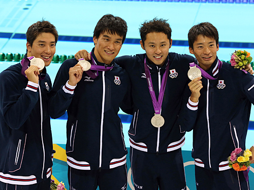 銀メダルを獲得し、笑顔の（左から）藤井、松田、北島、入江
